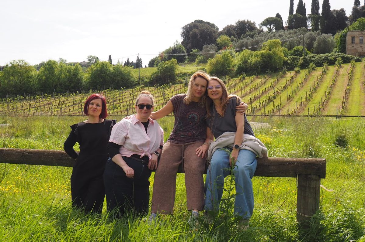The consortium team sitting together in the Tuscan countryside near Vinci